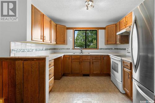 406 Armstrong Crescent, Saskatoon, SK - Indoor Photo Showing Kitchen With Double Sink