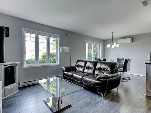 Salon - 100 Rue Joseph-Charles-Coallier, Saint-Jean-Sur-Richelieu, QC - Indoor Photo Showing Living Room