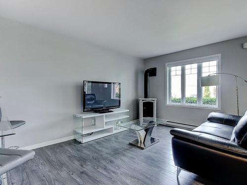 Salon - 100 Rue Joseph-Charles-Coallier, Saint-Jean-Sur-Richelieu, QC - Indoor Photo Showing Living Room