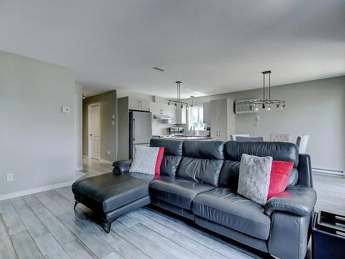 Salon - 100 Rue Joseph-Charles-Coallier, Saint-Jean-Sur-Richelieu, QC - Indoor Photo Showing Living Room