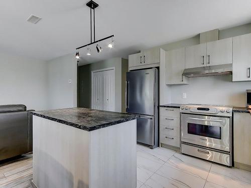 Cuisine - 100 Rue Joseph-Charles-Coallier, Saint-Jean-Sur-Richelieu, QC - Indoor Photo Showing Kitchen