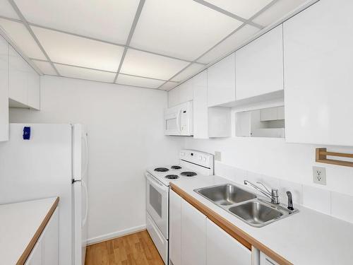 901-325 Maitland St, Victoria, BC - Indoor Photo Showing Kitchen With Double Sink