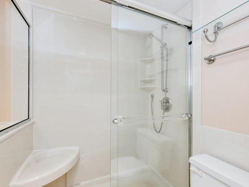901-325 Maitland St, Victoria, BC - Indoor Photo Showing Bathroom