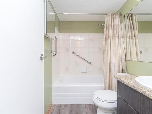 403-1560 Hillside Ave, Victoria, BC - Indoor Photo Showing Bathroom