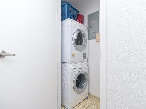 403-1560 Hillside Ave, Victoria, BC - Indoor Photo Showing Laundry Room