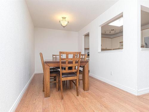 403-1560 Hillside Ave, Victoria, BC - Indoor Photo Showing Dining Room