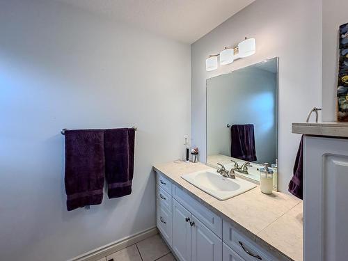 1376 6Th Ave, Kamloops, BC - Indoor Photo Showing Bedroom