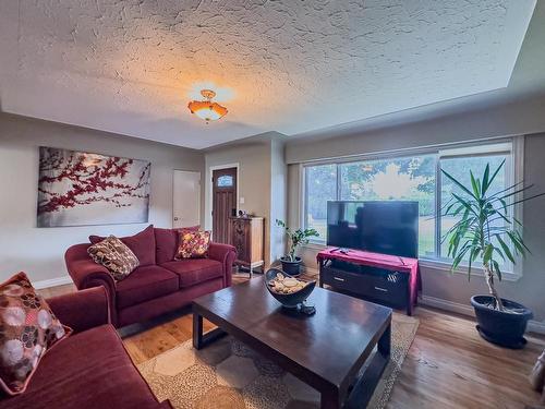 1376 6Th Ave, Kamloops, BC - Indoor Photo Showing Living Room