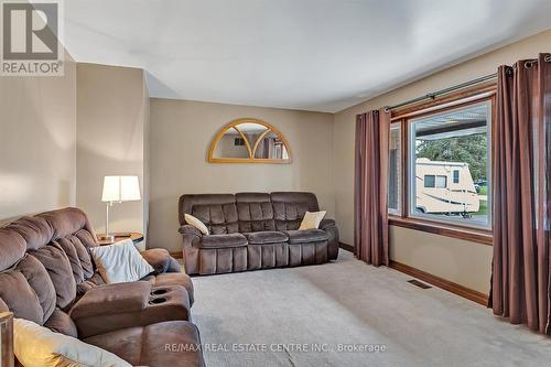 27 Bruce Street, Kawartha Lakes, ON - Indoor Photo Showing Living Room