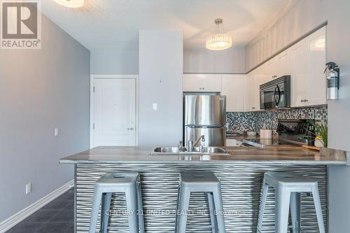 209 - 869 Clonsilla Avenue, Peterborough, ON - Indoor Photo Showing Kitchen