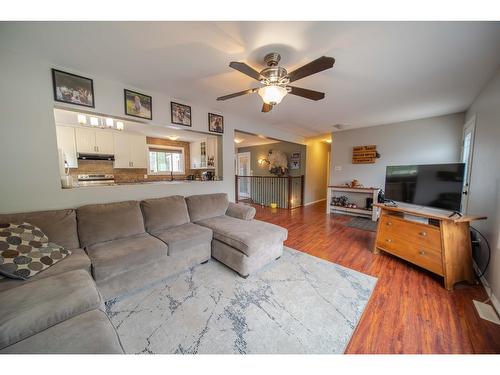 8773 Tamarack Street, Canal Flats, BC - Indoor Photo Showing Living Room