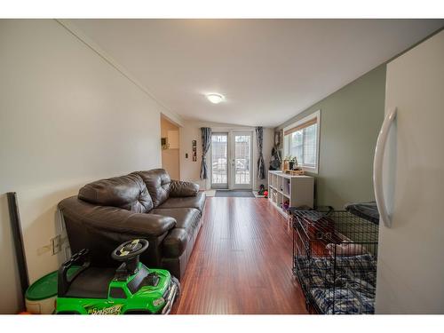 8773 Tamarack Street, Canal Flats, BC - Indoor Photo Showing Living Room