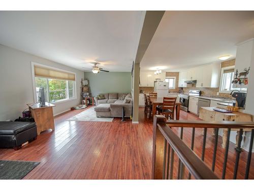 8773 Tamarack Street, Canal Flats, BC - Indoor Photo Showing Living Room