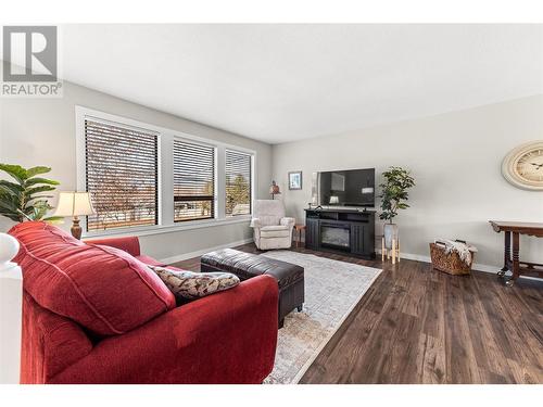 4477 Gordon Drive, Kelowna, BC - Indoor Photo Showing Living Room