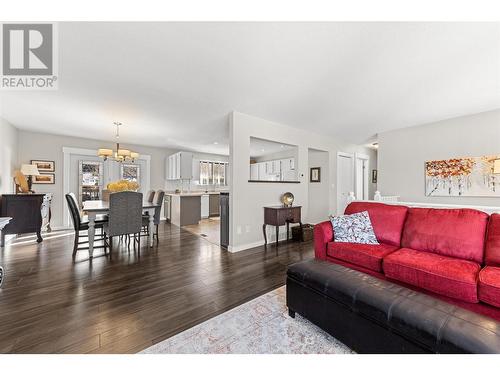 4477 Gordon Drive, Kelowna, BC - Indoor Photo Showing Living Room