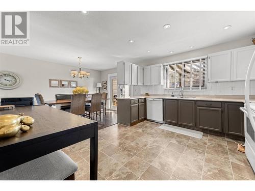 4477 Gordon Drive, Kelowna, BC - Indoor Photo Showing Kitchen