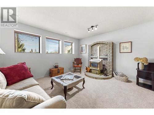 4477 Gordon Drive, Kelowna, BC - Indoor Photo Showing Living Room