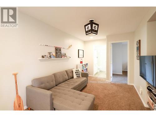 176 Evergreen Crescent, Penticton, BC - Indoor Photo Showing Living Room