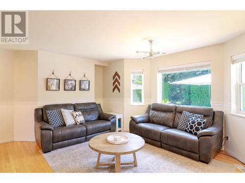 176 Evergreen Crescent, Penticton, BC - Indoor Photo Showing Living Room