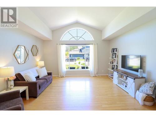 176 Evergreen Crescent, Penticton, BC - Indoor Photo Showing Living Room