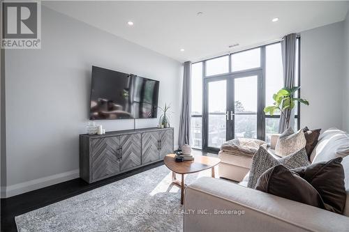 409 - 101 Locke Street, Hamilton, ON - Indoor Photo Showing Living Room