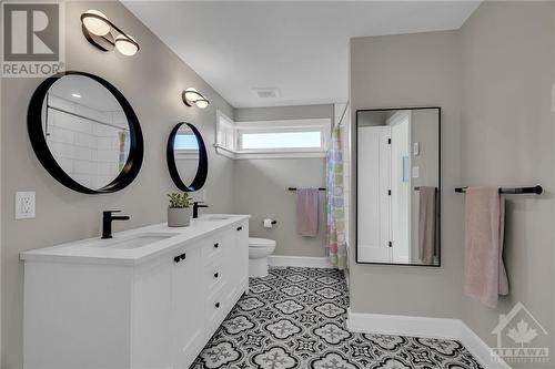 64 St Claire Avenue, Ottawa, ON - Indoor Photo Showing Bathroom