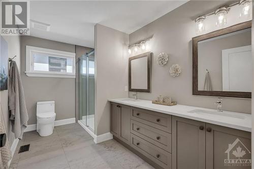 64 St Claire Avenue, Ottawa, ON - Indoor Photo Showing Bathroom