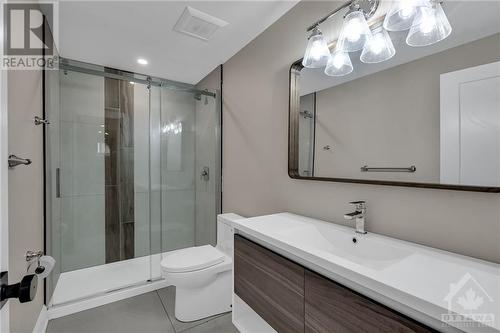 64 St Claire Avenue, Ottawa, ON - Indoor Photo Showing Bathroom