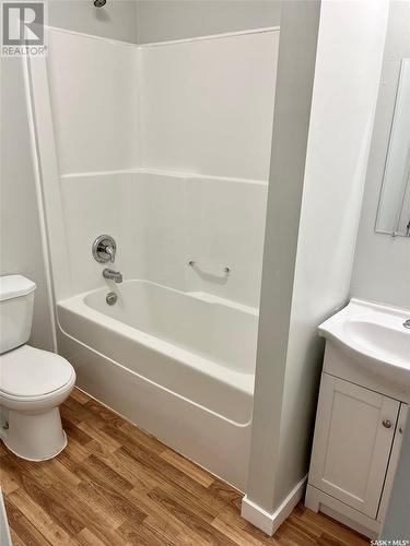 201 W Avenue S, Saskatoon, SK - Indoor Photo Showing Bathroom