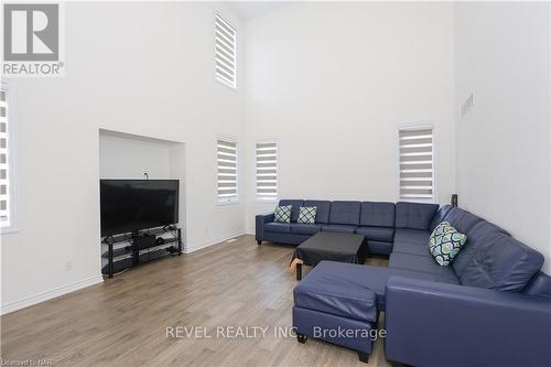 8077 Brookside Drive, Niagara Falls, ON - Indoor Photo Showing Living Room