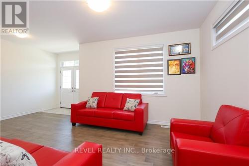 8077 Brookside Drive, Niagara Falls, ON - Indoor Photo Showing Living Room