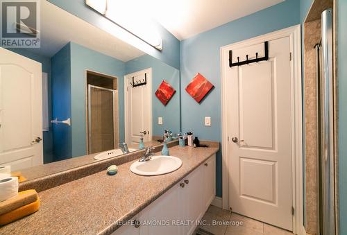 584 Pinery Trail, Waterloo, ON - Indoor Photo Showing Bathroom