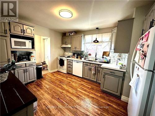 312 East 45Th Street, Hamilton, ON - Indoor Photo Showing Kitchen