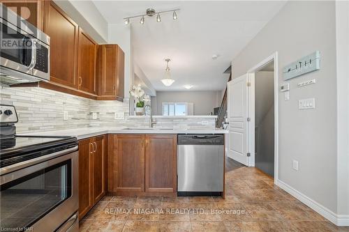 69 Edenrock Drive, Hamilton, ON - Indoor Photo Showing Kitchen With Upgraded Kitchen