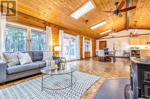 14188 Winston Churchill Boulevard, Caledon, ON - Indoor Photo Showing Living Room