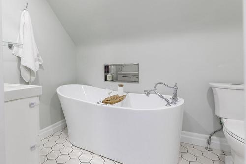 38 Sunning Hill Avenue, Hamilton, ON - Indoor Photo Showing Bathroom