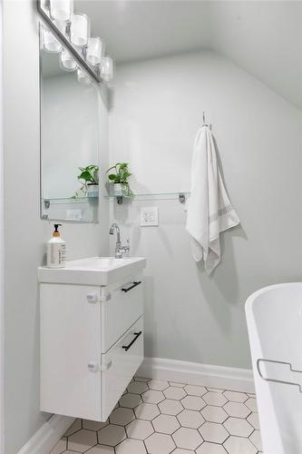 38 Sunning Hill Avenue, Hamilton, ON - Indoor Photo Showing Bathroom