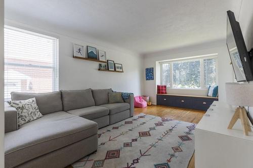 38 Sunning Hill Avenue, Hamilton, ON - Indoor Photo Showing Living Room