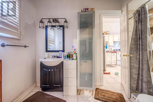 171 Bay Street S, Hamilton, ON - Indoor Photo Showing Bathroom