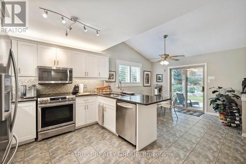 29 Tamarack Court, Grimsby, ON - Indoor Photo Showing Kitchen