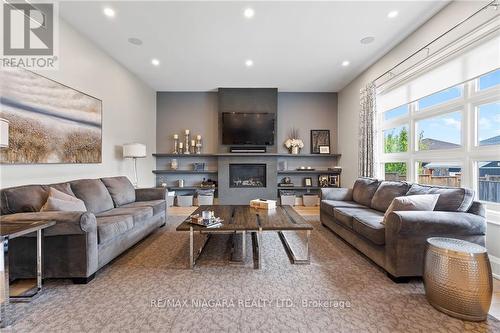 13 Francesco Crescent, St. Catharines, ON - Indoor Photo Showing Living Room