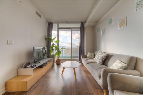 52 Forest Manor Road|Unit #401, Toronto, ON - Indoor Photo Showing Living Room