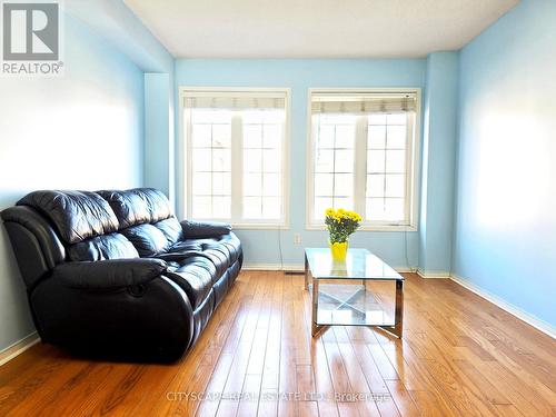 29 Centrepark Drive, Toronto (Brookhaven-Amesbury), ON - Indoor Photo Showing Living Room