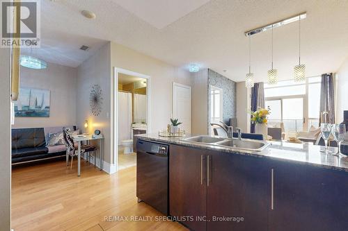 Ph7 - 310 Burnhamthorpe Road W, Mississauga, ON - Indoor Photo Showing Kitchen With Double Sink