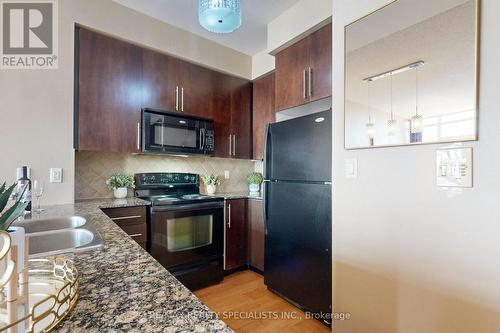 Ph7 - 310 Burnhamthorpe Road W, Mississauga, ON - Indoor Photo Showing Kitchen With Double Sink