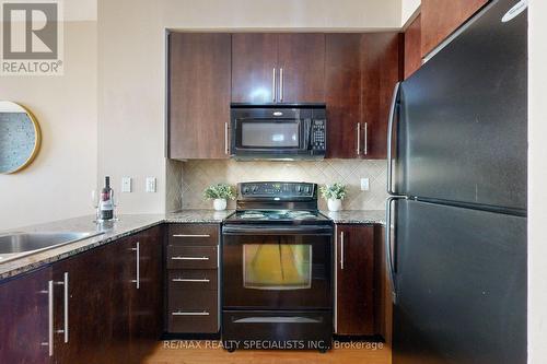 Ph7 - 310 Burnhamthorpe Road W, Mississauga (City Centre), ON - Indoor Photo Showing Kitchen