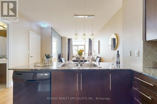 Ph7 - 310 Burnhamthorpe Road W, Mississauga, ON - Indoor Photo Showing Kitchen With Double Sink