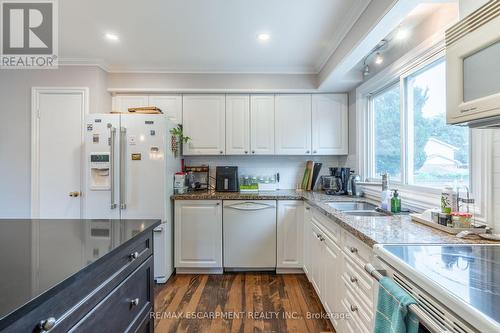 498 Sparling Crescent, Burlington, ON - Indoor Photo Showing Kitchen With Double Sink