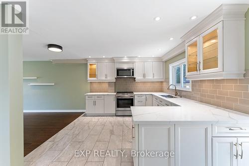 3245 Queen Frederica Drive, Mississauga, ON - Indoor Photo Showing Kitchen With Upgraded Kitchen