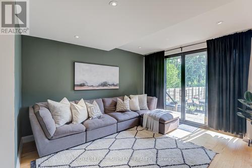 440 Quebec Avenue, Toronto, ON - Indoor Photo Showing Living Room